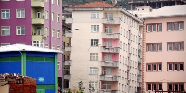 Rize'de eğimi artan binalar tehlike saçıyor