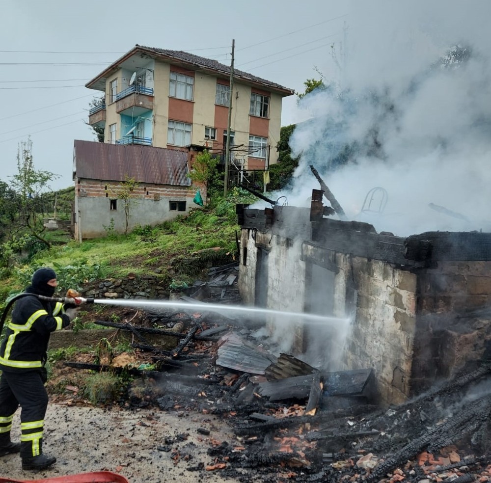 Rize’de ev ve serender yangını korkuttu 