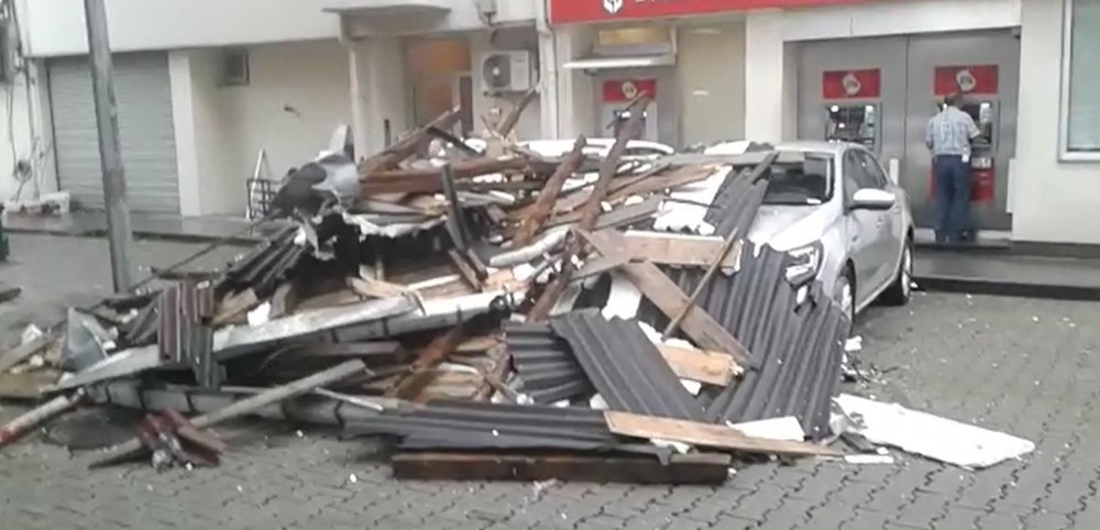 Rize’de fırtına çatıyı uçurdu, 4 araç zarar gördü 