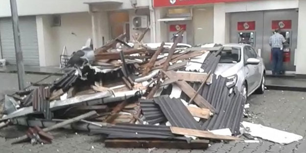 Rize'de fırtına çatıyı uçurdu, araçlar zarar gördü