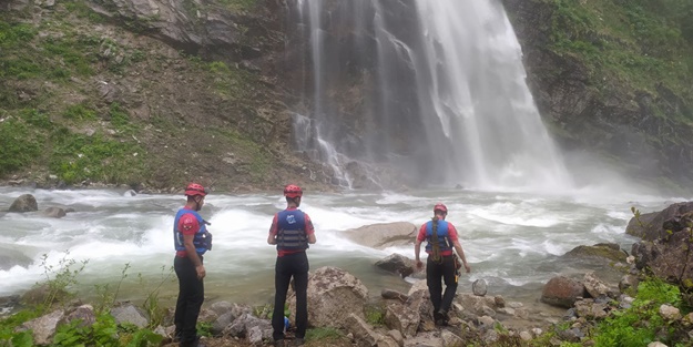 Rize'de fotoğraf çektirirken dereye düşen turisti arama çalışmaları sürüyor
