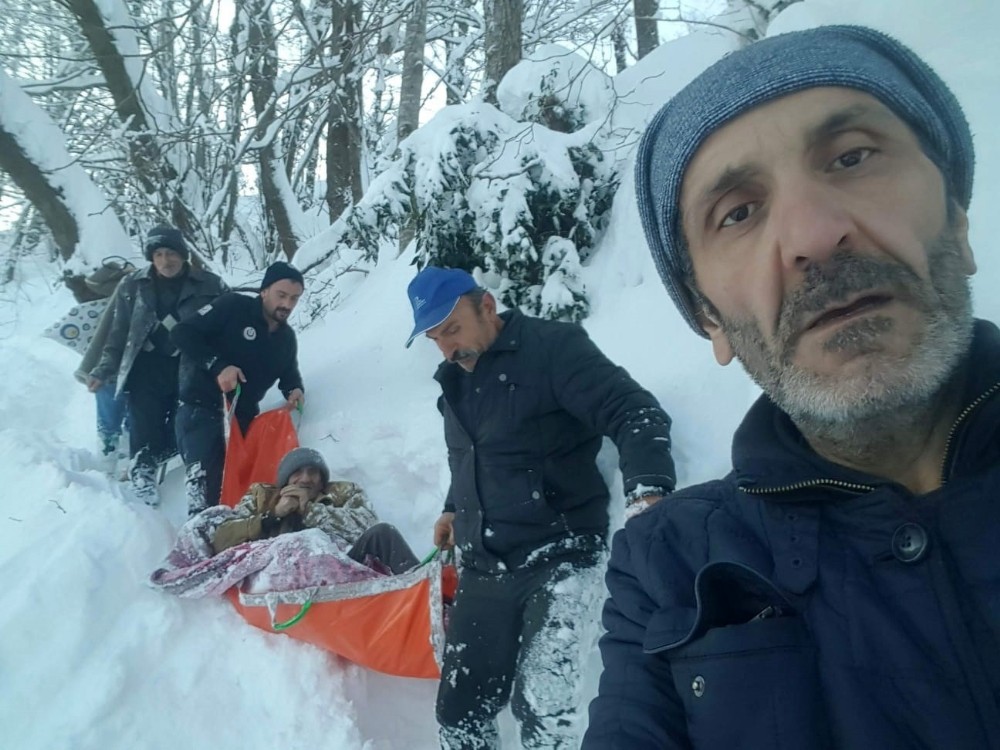 Rize’de hasta adam kar geçit vermeyince ambulansa güçlükle taşındı 