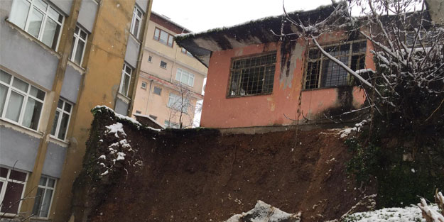 Rize'de toprak kaydı! 2 ev zarar gördü