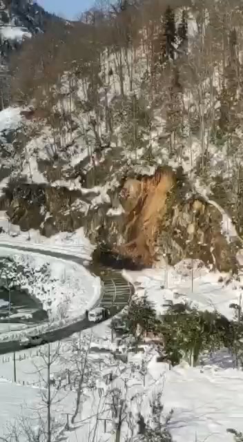 Rize’de heyelan anı cep telefon kamerasına yansıdı 