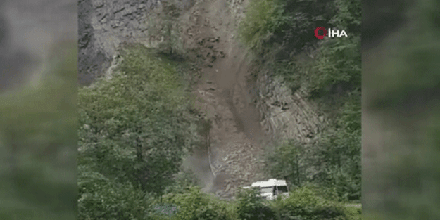 Rize'de heyelan! Araçlar son anda kurtuldu