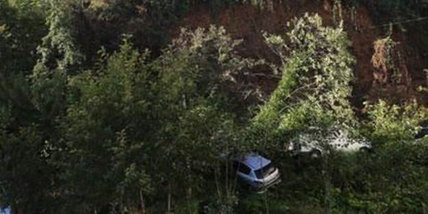 Rize'de heyelan: Araçlar toprak altında kaldı