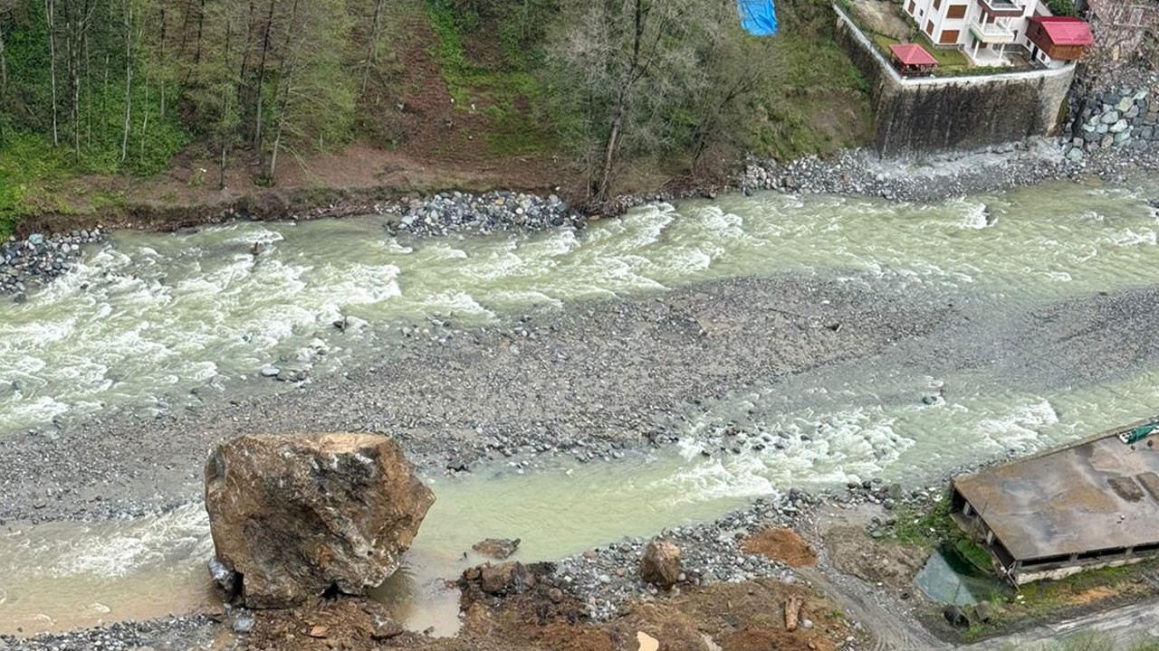 Rize’de heyelan dehşeti! Yamaçtan kopan dev kaya dere yatağına böyle yuvarlandı