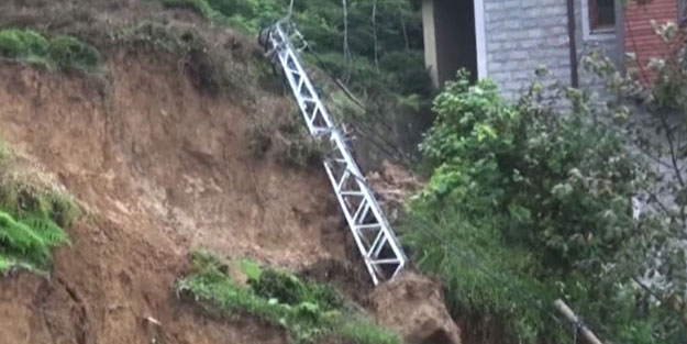 Rize'de heyelan! Ekipler sevk edildi