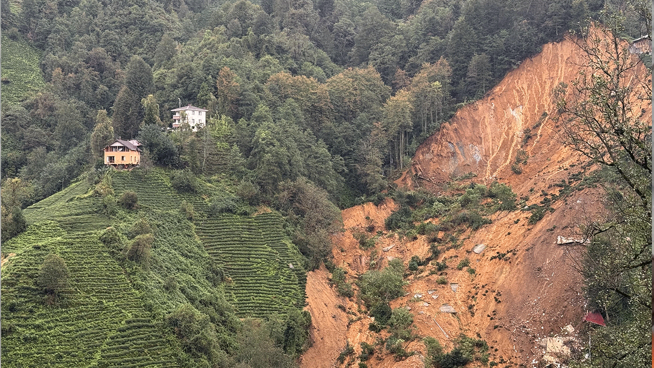 Rize'de heyelan! Evler toprak altında kaldı