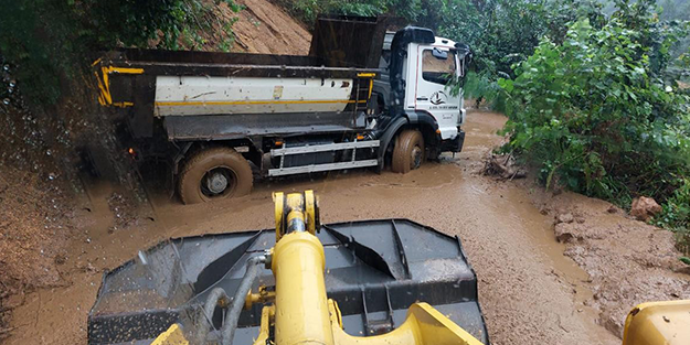 Rize'de heyelan! Köy yolları ulaşıma kapandı