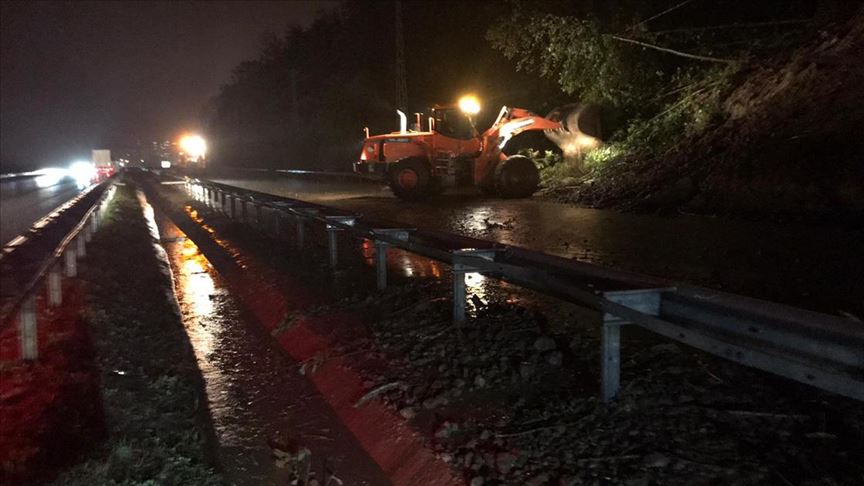 Rize'de heyelan sonucu Karadeniz Sahil Yolu'nun Artvin yönü kapandı