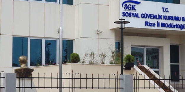 Rize'de M.Kemal büstünü ters çevirdiler