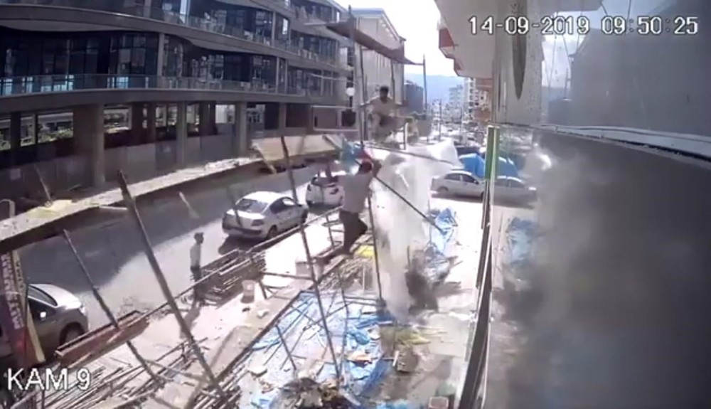 Rize’de inşaat iskelesi çöktü: 2 yaralı 