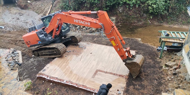 Rize'de inşaatı durdurulan ruhsatsız restoran ve 11 bungalov yıkıldı