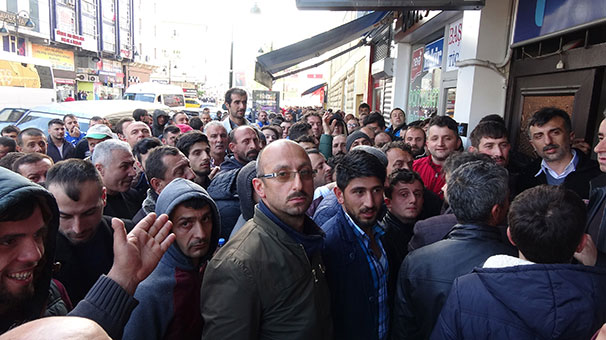Rize'de İŞKUR önünde mevsimlik iş başvurusu izdihamı