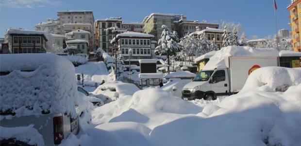 Rize'de yoğun kar hayatı felç etti!