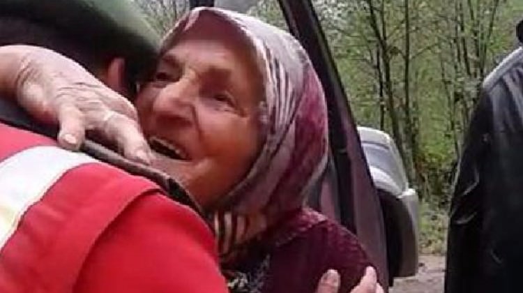 Rize'de kendisini arayan askere sarıldı!