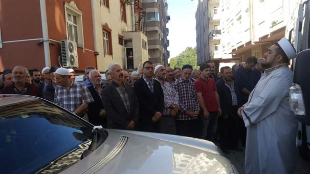 Rize'de kokudan duramadılar! Cenaze namazı sokakta kılındı