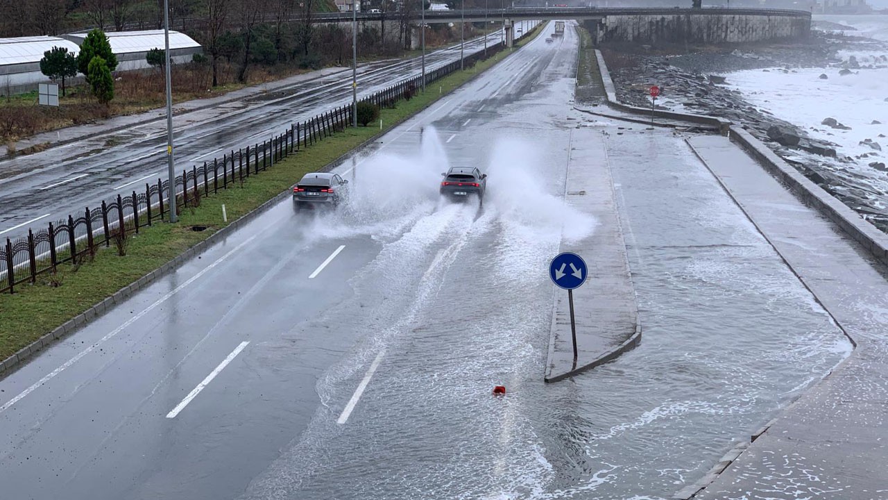 Rize’de korku dolu anlar! 10 metrelik dalgalar yolu taş yağmuruna tuttu