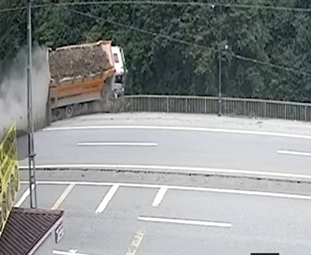 Rize'de korkunç kaza: Taş kamyonu köprüden aşağı uçtu