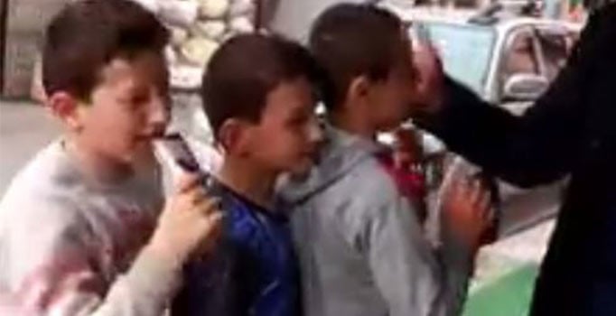 Rize'de market sahibi dondurma karşılığında çocukları tokatladı