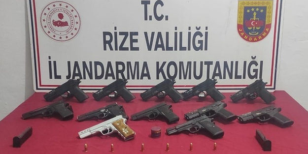 Rize'de ruhsatsız tabancaları satmak isterken, yakayı ele verdiler