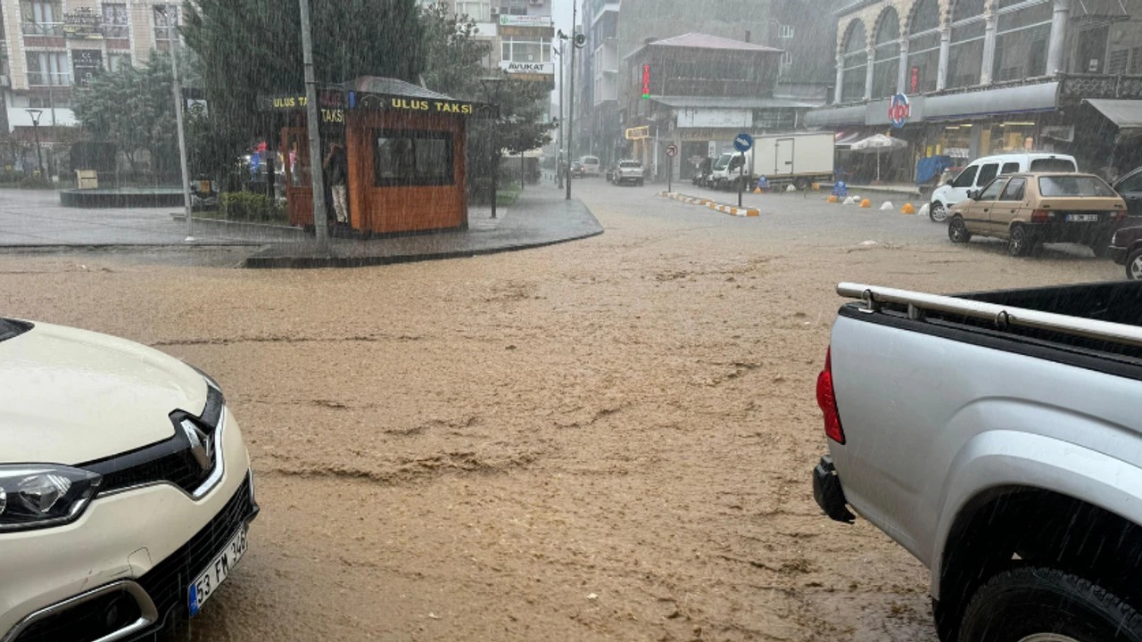 Rize’de sağanak durmuyor! Hayat olumsuz etkileniyor