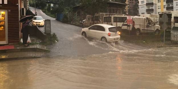 Rize'de sağanak yağış! İş yerlerini su bastı