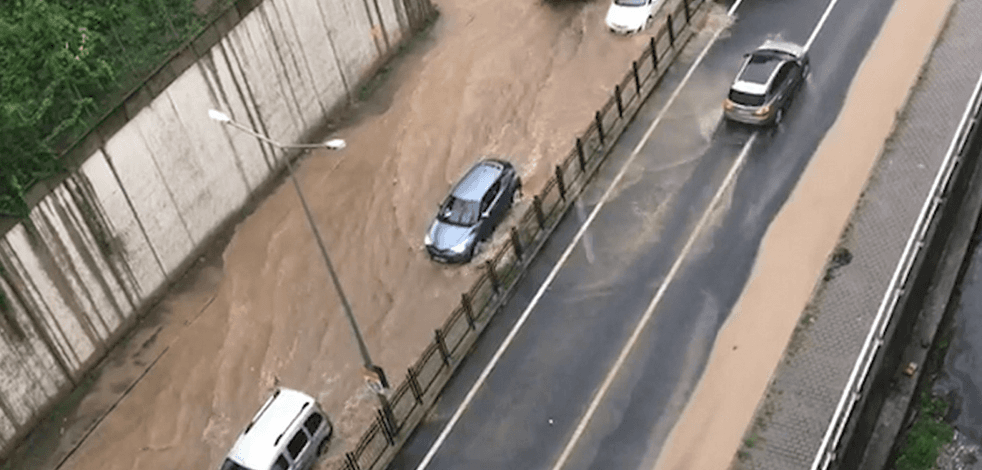 Rize'de sağanak yağış nedeniyle karayolu trafiğe kapandı