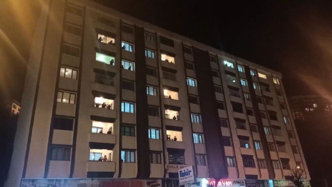 Rize’de sağlık çalışanlarına alkışlarla destek 