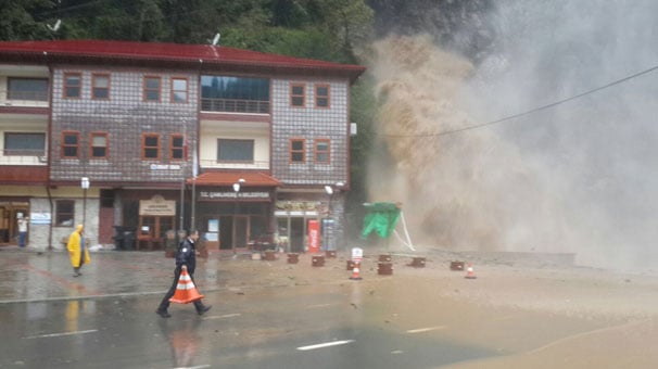 Rize'de sel felaketi! Ölü sayısı arttı...