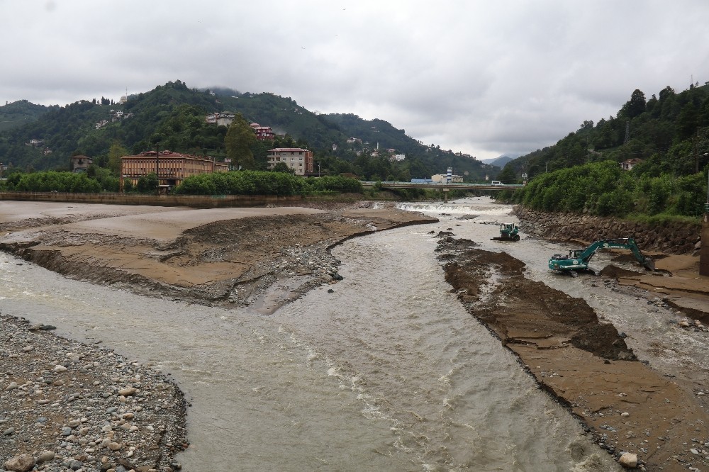 Rize’de selde kaybolan şahsı arama çalışmaları 3. gününde devam ediyor 