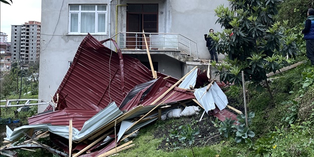 Rize'de şiddetli fırtına! Çatılar uçtu