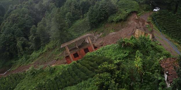 Rize'de şiddetli yağış sonrası toprak kayması! 3 katlı bina kayarak yan yattı
