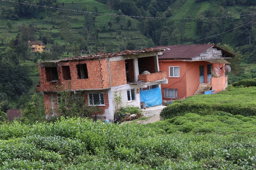 Rize’de stat inşaatı bir mahallenin kaymasına neden oldu 