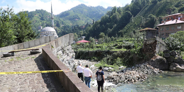 Rize'de tarihi kemer köprü kendiliğinden yıkıldı