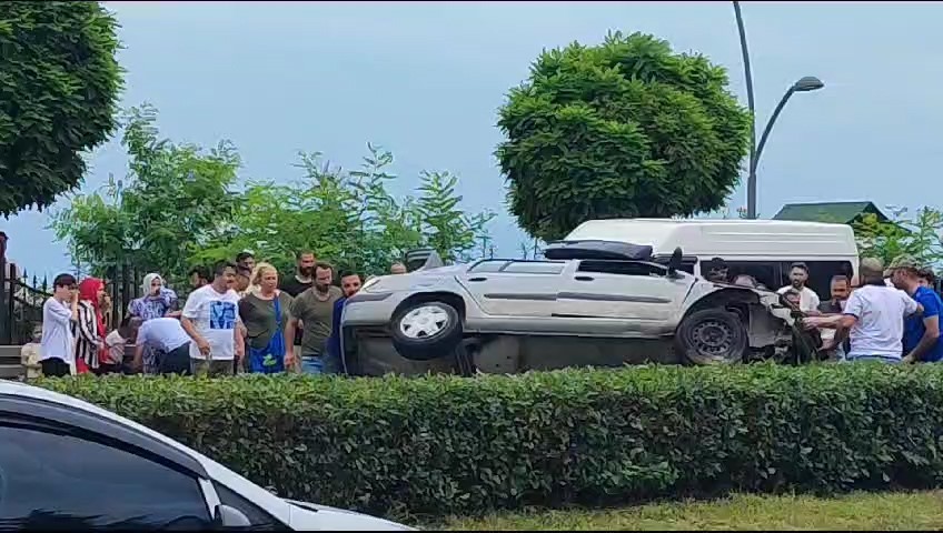 Rize’de tır otomobile çarptı: 7 yaralı