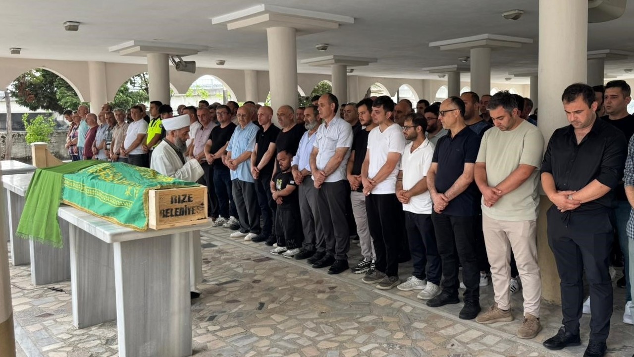 Rize’de trafik kazasında hayatını kaybeden kadının cenazesi Artvin’e uğurlandı