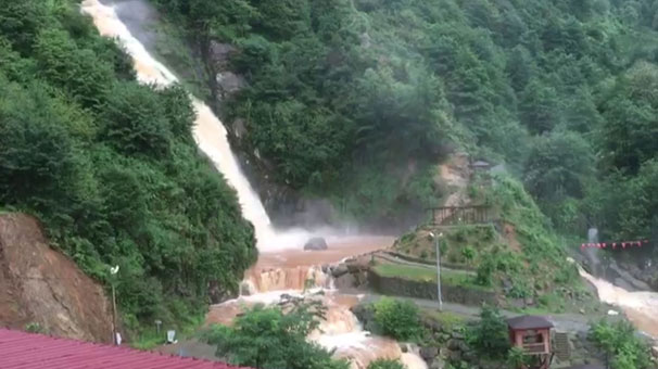 Rize'de turistik şelale şiddetli yağmur sonrası bu hale geldi