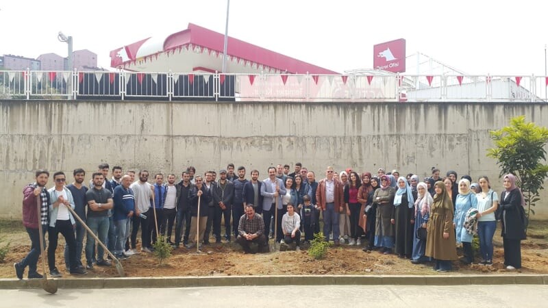 Rize’de üniversite öğrencileri fidan dikti 