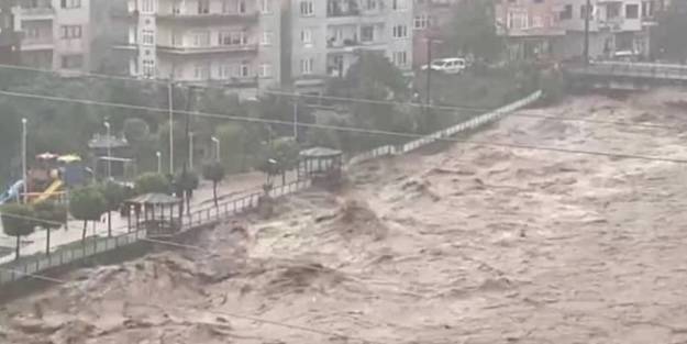 Rize'de yine sel! Dereler taştı, yollar ulaşıma kapandı
