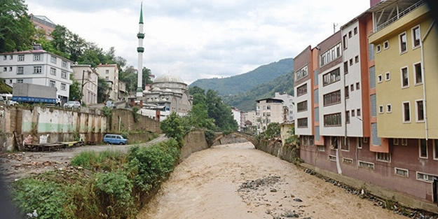 Rize'de yol çöktü!