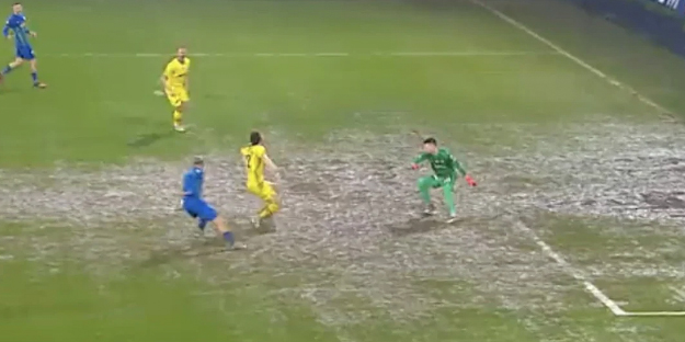 Rize’de “yuh artık” dedirten olay! Sahada maça damga vuran an! Saplanmasa çamura gol: Dikkat çeken görüntüler…