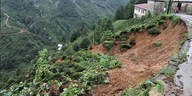Rize'deki şiddetli yağış köy yollarını kapadı