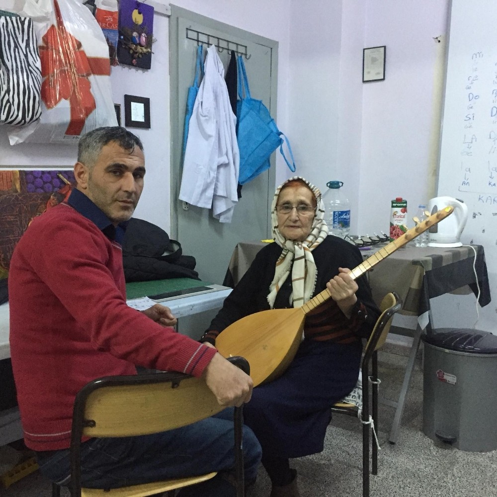 Rizeli 80’lik teyze bağlama çalmayı öğreniyor 