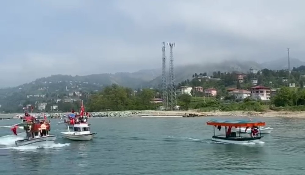 Rizeli balıkçılardan 19 Mayıs kutlaması 