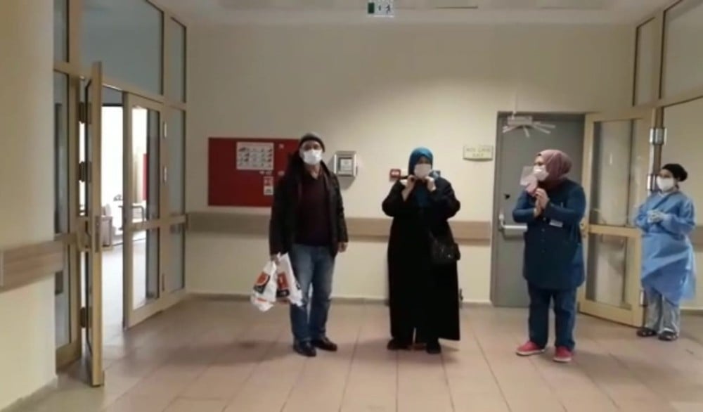 Rizeli Bayraktar çifti Korona virüs tedavilerinin ardından alkışlarla taburcu edildi 