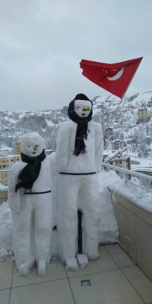 Rizeli Halil Kazdal 8. katta kardan adam yaptı 
