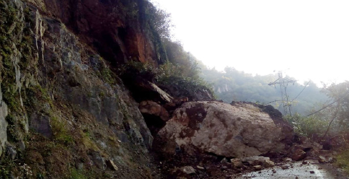 Rize'nin Ardeşen ilçesinde heyelan yolu kapattı