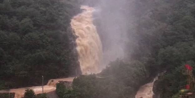 Rize'nin Çayeli ilçesinde Ağaran Şelalesi taştı